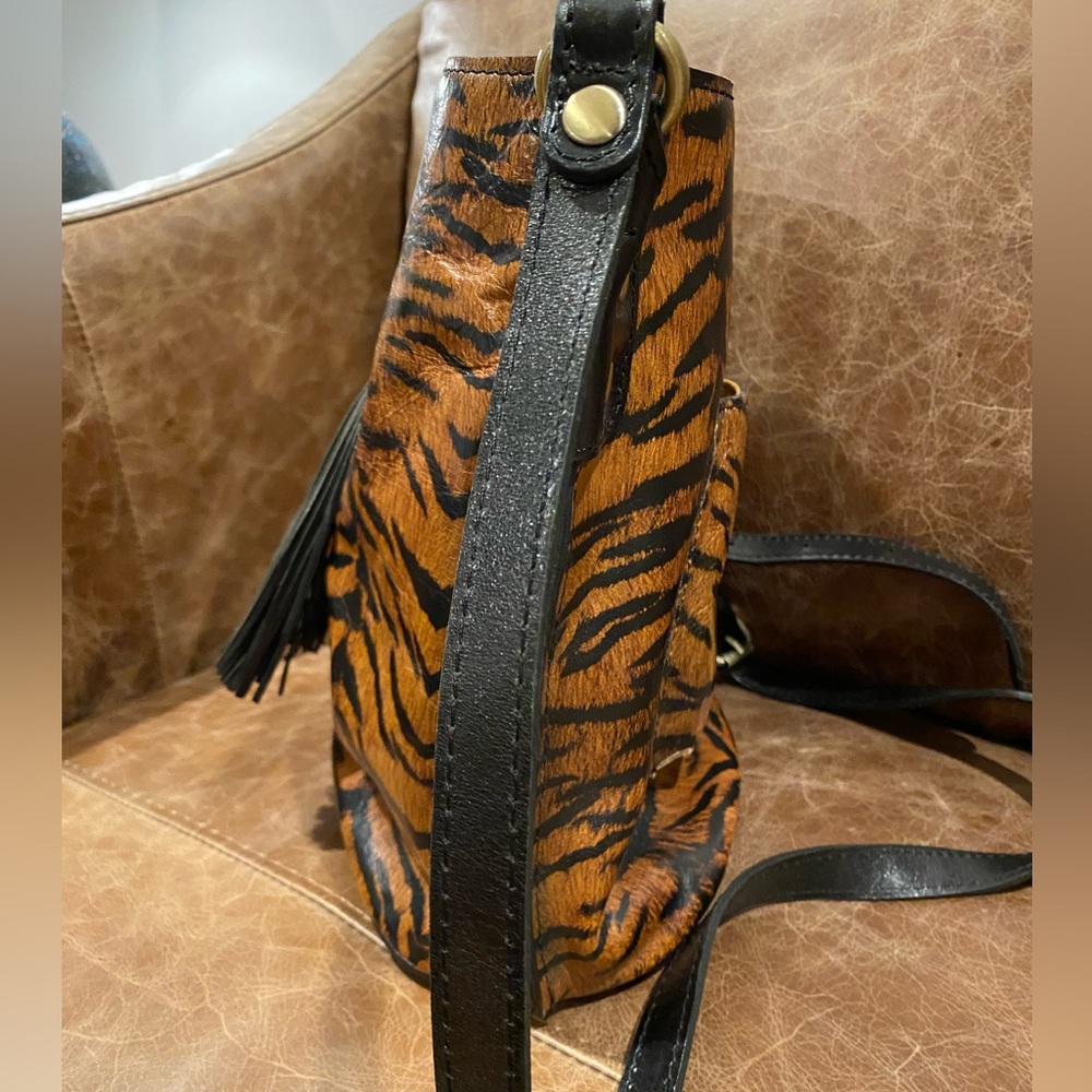 Patricia Nash Leather Acadia Bucket Bag Purse Tiger Print Animal  Crossbody - Picture 6 of 15